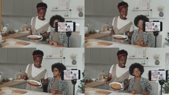 非裔美国人母子录制苹果派的视频食谱