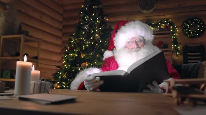 圣诞老人打开一本书，光线来自它，然后用快乐的脸关闭它，我们看到他在黑暗的书房被蜡烛点燃