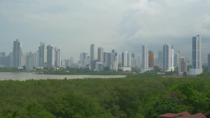 摩天大楼俯瞰着巴拿马城的海洋和大都会国家公园。