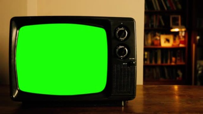 绿色屏幕复古电视机。放大。特写。