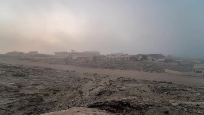 WS Time lapse沙尘暴在非洲纳米比亚的沙漠村庄上空