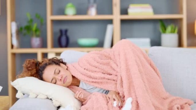 生病的女人躺在家里的沙发上患流感。年轻女性感到不适，在客厅从Covid恢复时发热发抖。脱产治病