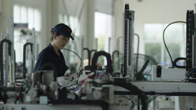 工厂女工机械臂机械制造数字机床