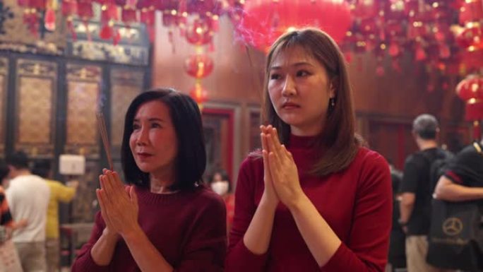 亚洲家庭在中国新年拜佛，