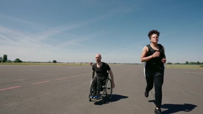 与轮椅上的残疾男子一起跑步锻炼的女人