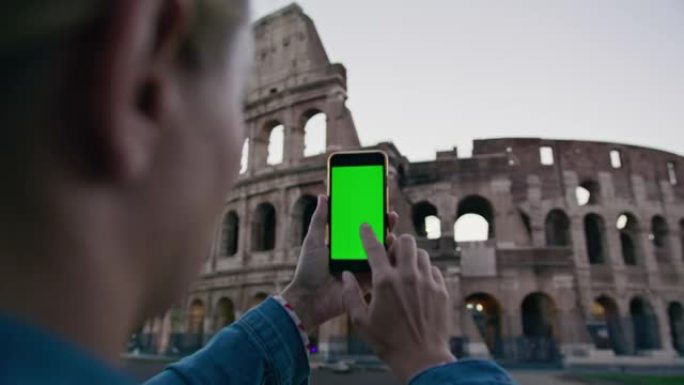 SLO MO女游客使用带色度键屏幕的智能手机拍摄罗马斗兽场