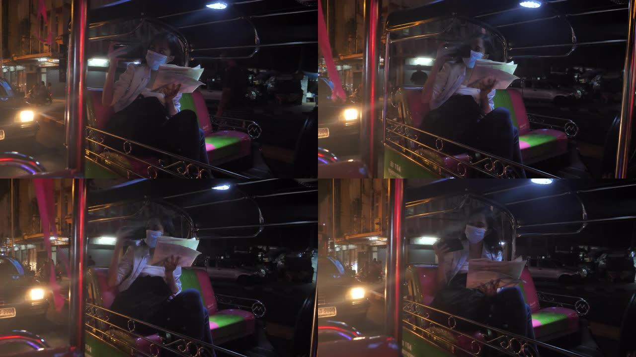 亚洲女性旅行者晚上在泰国曼谷骑嘟嘟车