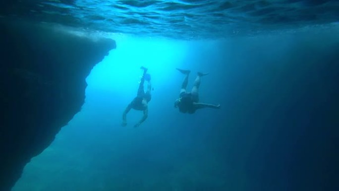水下: 潜水员游泳进入洞穴