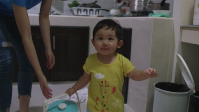 站在厨房公寓里的亚洲女婴