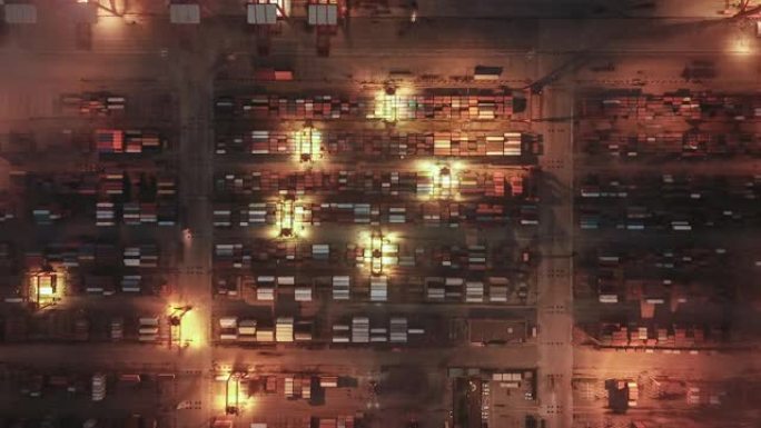 繁忙工业港的T/L鸟瞰图，黄昏到夜晚的过渡