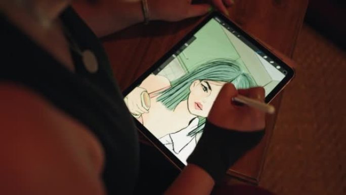 数字艺术家在平板电脑上绘画