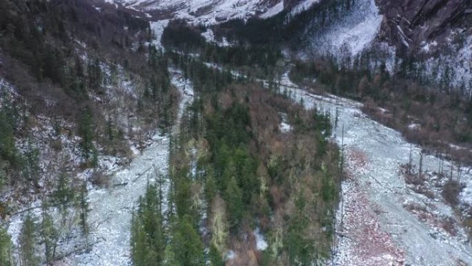 雪山下的山谷有生态之美