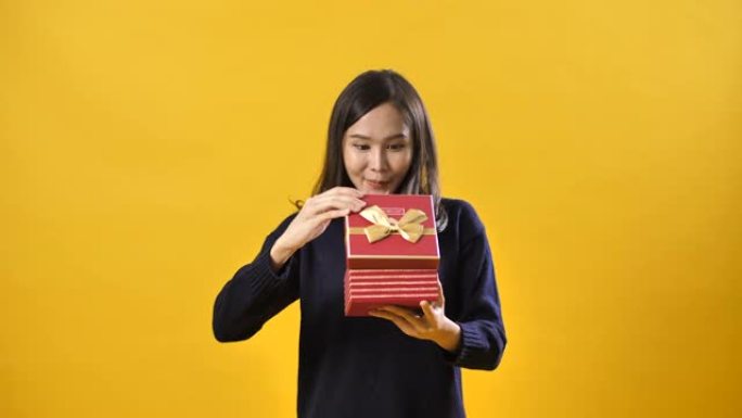 黄色工作室拍摄: 女人打开情人节礼盒