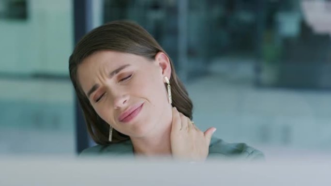 一段4k视频记录了一位年轻女商人在现代办公室里使用电脑时脖子疼的情况