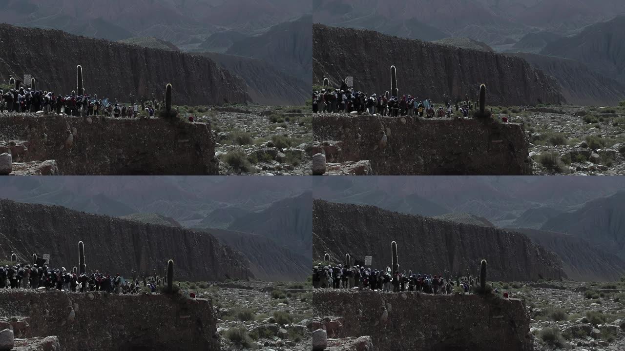 Sikuris (安第斯音乐乐队) 和人们在圣周期间在南美阿根廷Altiplano地区的Quebra