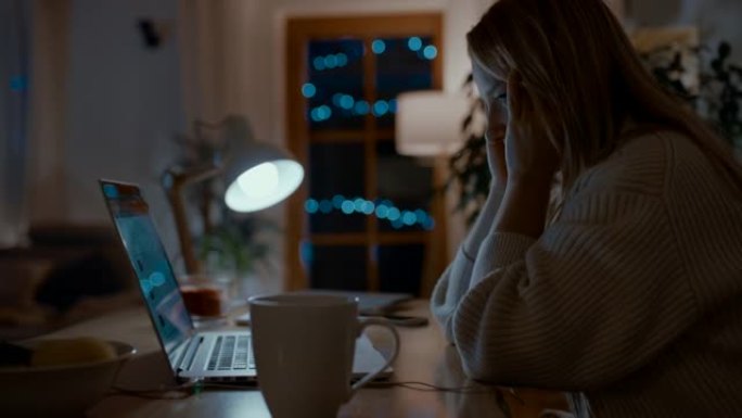 DS精疲力竭的女人晚上在笔记本电脑上工作