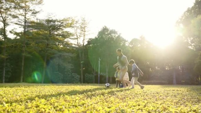年轻的亚洲家庭在公园户外玩得开心