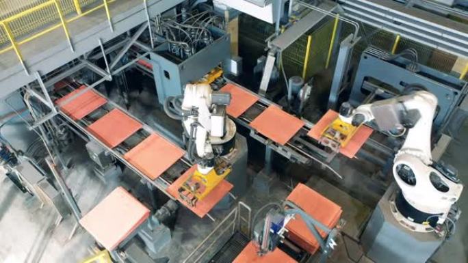 运输机器人在工厂用铜板工作
