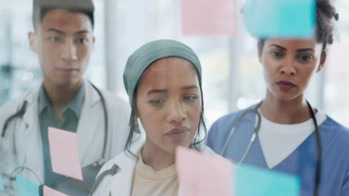 与一名黑人妇女在医院的玻璃上指导她的团队的医生会面、医疗和合作。与女性医学专业人员与诊所小组交谈的计