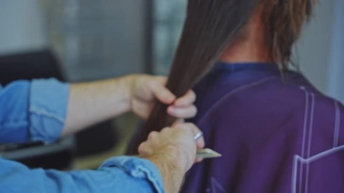 发型师在沙龙梳理和切割男人的头发