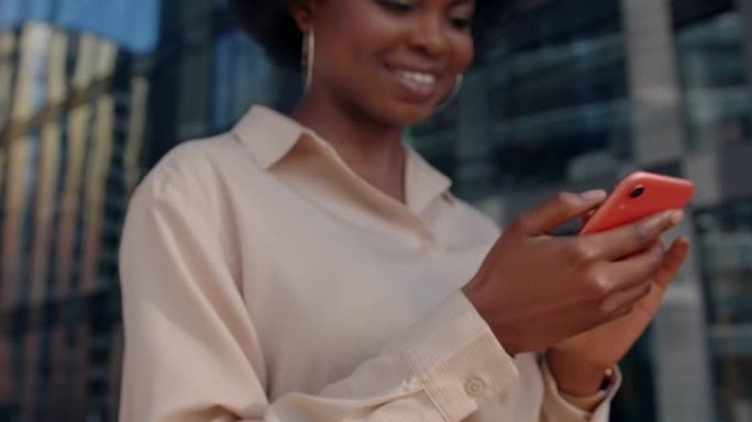 一位年轻的女商人使用她的智能手机与商业伙伴组织了一次会议