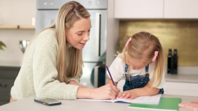 教育，母亲和学习儿童在房子里为幼儿园学校的家庭作业或项目写作或绘画。支持、发展和妈妈帮助或与聪明有创