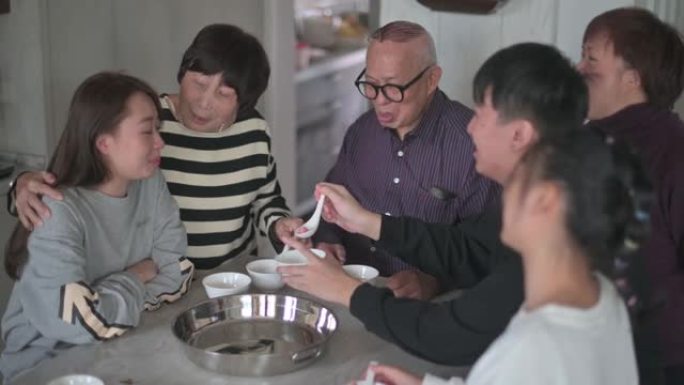 中国多代家庭在冬至春节期间享用糯米球汤圆甜点
