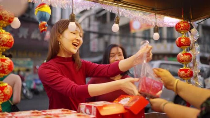 母女游客在唐人街享受春节。