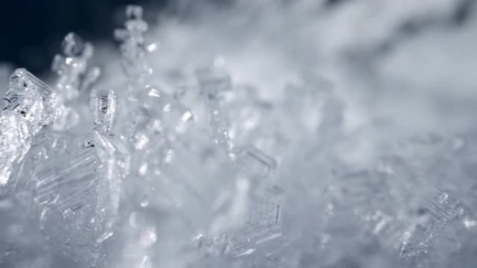 摄像机在雪晶中移动。透明雪冰层背景。真正的雪霜数字。冬季自然滑行镜头。高质量，UHD