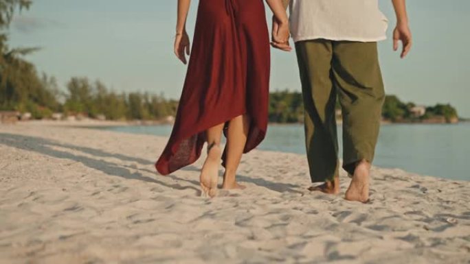 夫妇在海滩上散步