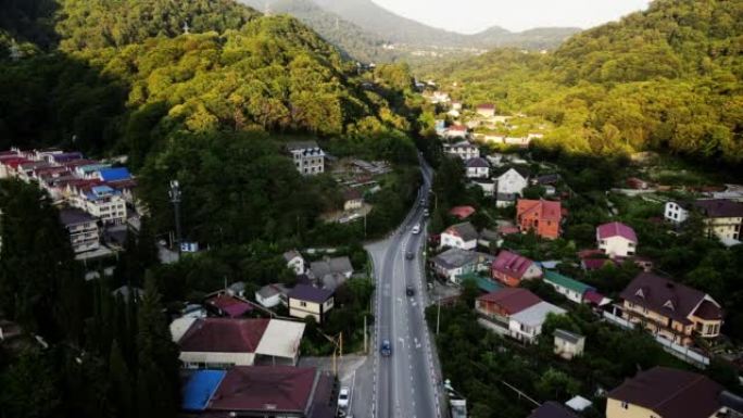 在山上的小村庄飞越公路