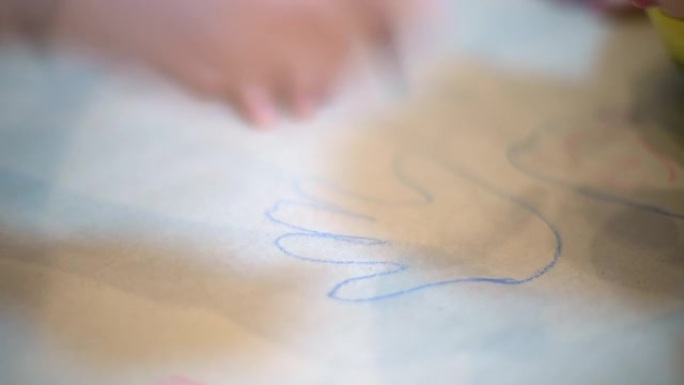 手绘儿童手的轮廓。孩子在白纸上画画。
