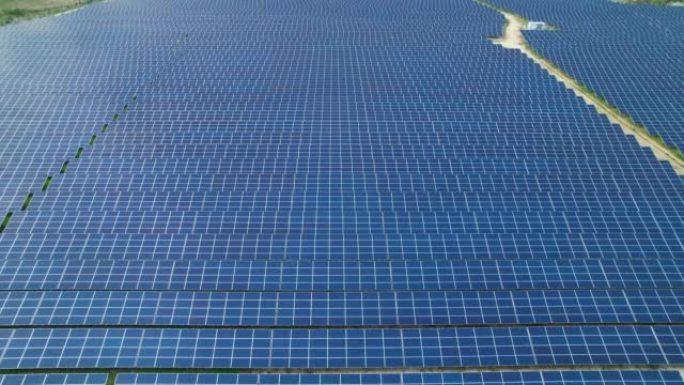 空中: 具有太阳能收集器的巨大领域，可实现可持续的电力生产