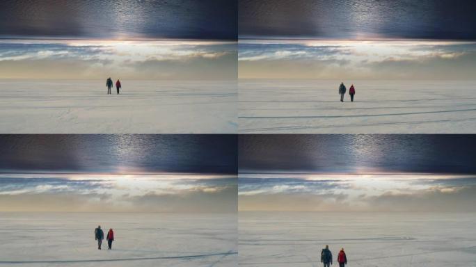 两人走过冰冷的湖面