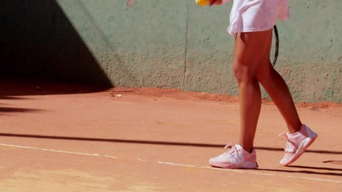 网球场上女子弹跳球的中低部分