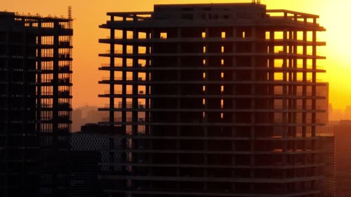 日落时建筑框架的鸟瞰图