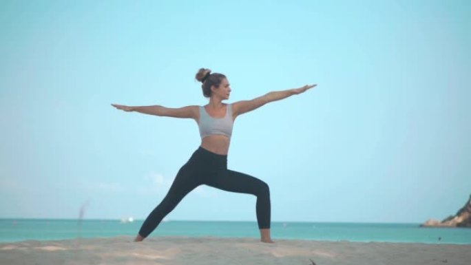 幸福肖像27岁的拉丁美洲和西班牙裔年轻女子在海滩上做瑜伽。积极的生活方式概念。