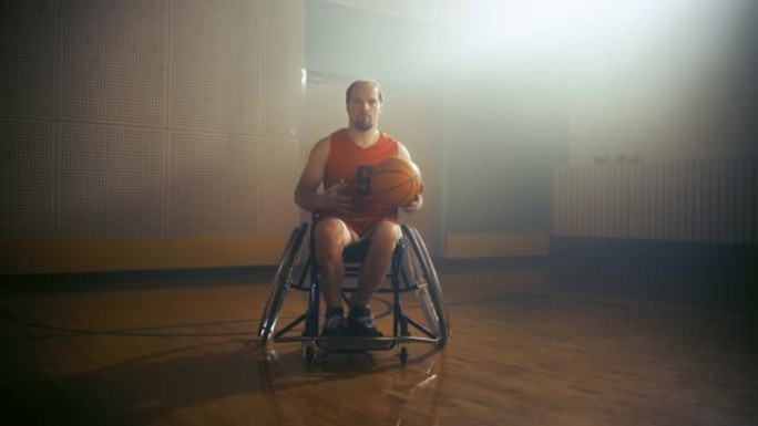 轮椅篮球运动员手持、运球、训练的肖像。残疾人的决心、训练、灵感。静态宽放大，慢动作