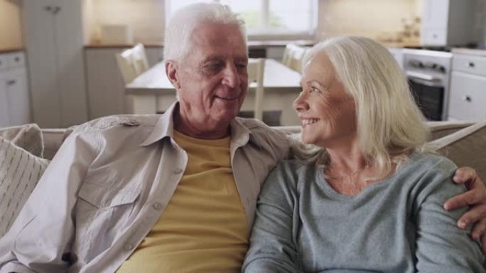 一对老年夫妇使用遥控器坐在家里的4k录像