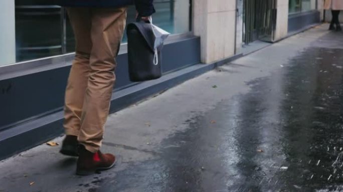 SLO MO面目全非的商人走在巴黎的街道上