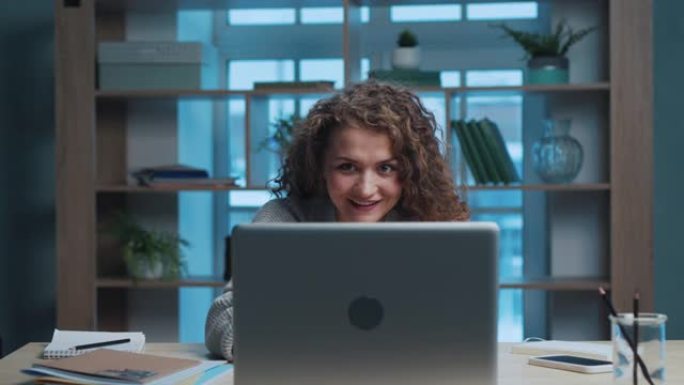 兴奋的幸福女人，让她在笔记本电脑上获胜感到惊讶。赢得祝贺。概念成功和惊人的生活。计算机方面好运的正面