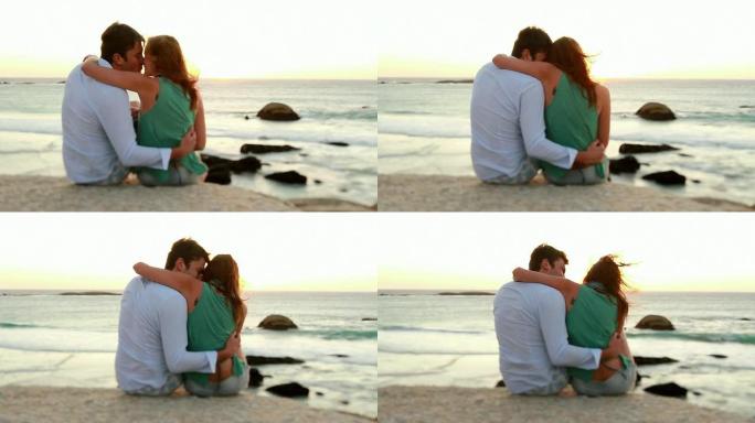 夫妻在海边日落时接吻