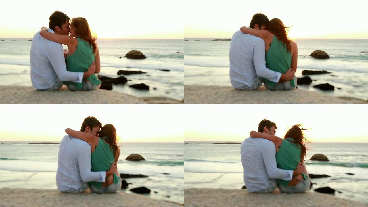 夫妻在海边日落时接吻