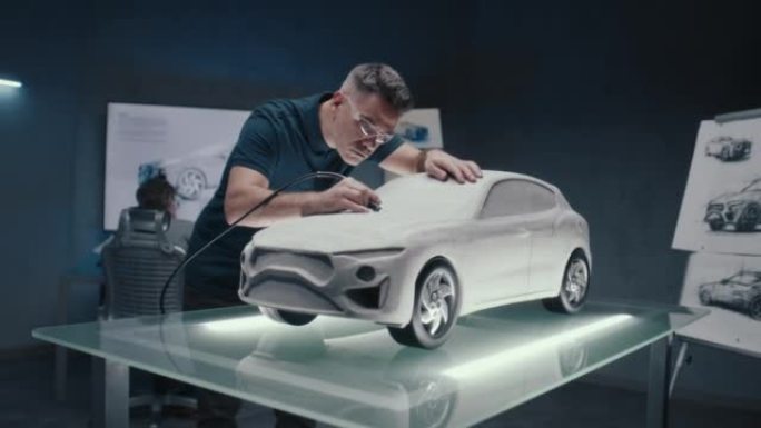 汽车工程师对汽车的原型模型进行设计修正