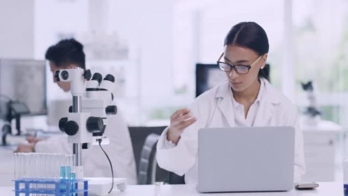 基因工程师，生物化学家，病理学家思考并使用技术来发现治疗方法。科学家使用笔记本电脑并检查猴痘小瓶样品