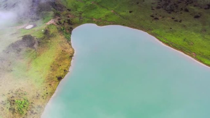 中国四川九顶山顶平静的湖泊