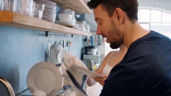 一对年轻夫妇在家一起洗碗的4k录像