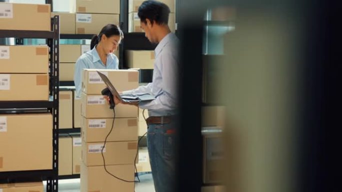 亚洲商业伙伴男人拿着笔记本电脑和扫描仪女孩穿正式衬衫拿着平板电脑讨论库存在线库存数据交付客户在仓库。