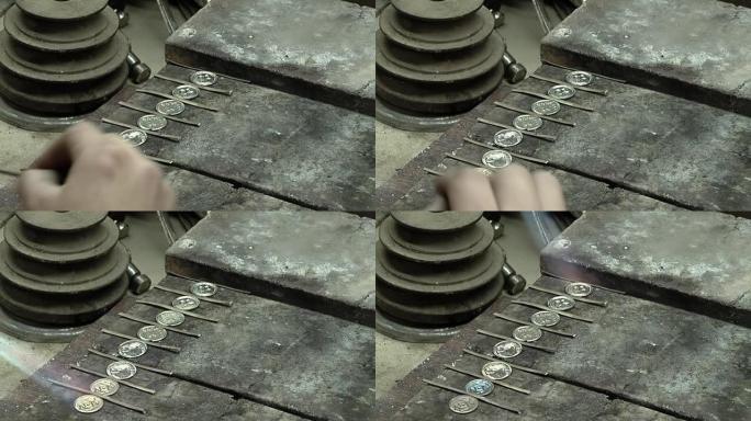 工匠在阿根廷布宜诺斯艾利斯的车间制造Yerba Mate杯时，使用带有硬币的燃烧器烙铁。特写。