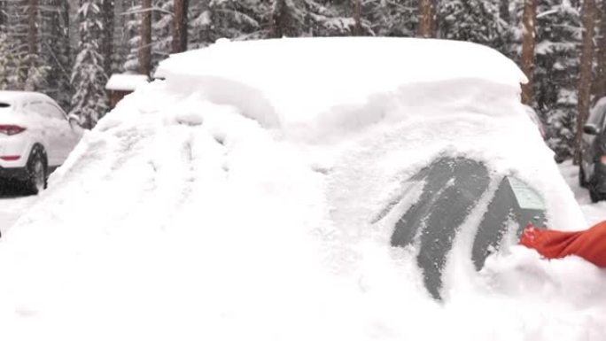 男子从车上刮雪擦玻璃下雪天小孩子